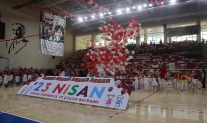 Eskişehir’de 23 Nisan miniklerin gösterileriyle birlikte coşkuyla kutlandı