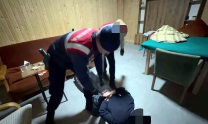 Evin her yerine silah zulalamışlar