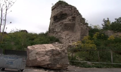 Fatih’te deprem esnasında sur duvarından dev parça düştü: Faciadan dönüldü