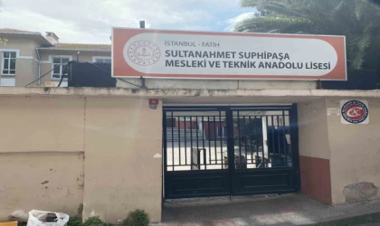 Fatih’te depremde hasar alan 2 okul tahliye edildi: Boşaltılan okullar havadan görüntülendi