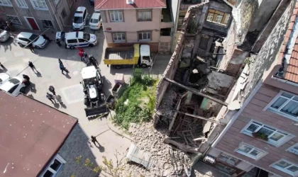 Fatih’te depremde hasar alan metruk bina yıkıldı