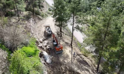 Feke’de mezarlık alanında yol çalışması