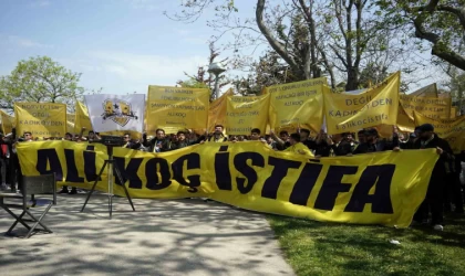 Fenerbahçe Divan Toplantısı sırasında bir grup taraftardan yönetime tepki