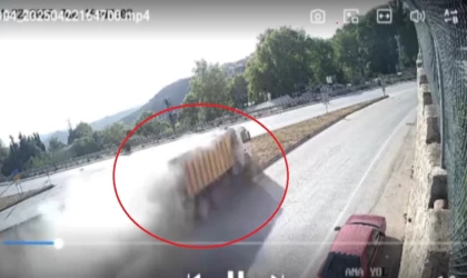 Freni patlayan hafriyat kamyonunun facia öncesi tozu dumana kattığı anlar kamerada