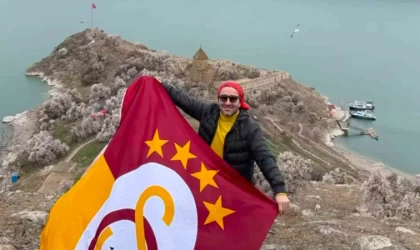 Galatasaray bayrağı Akdamar Adası’nda dalgalandı