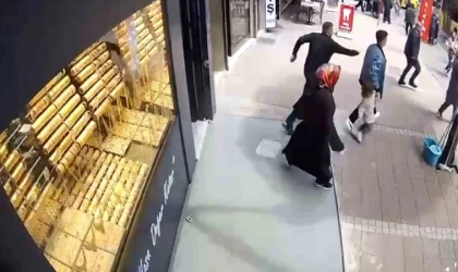 Gaziosmanpaşa’da deprem paniğiyle aşağı atlamak istedi: Vatandaşların ”atlama” çığlıkları kameraya yansıdı