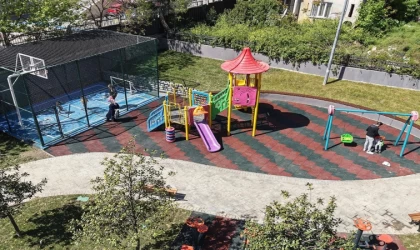 Gaziosmanpaşa’da parklar yenileniyor, çocukların yüzü gülüyor