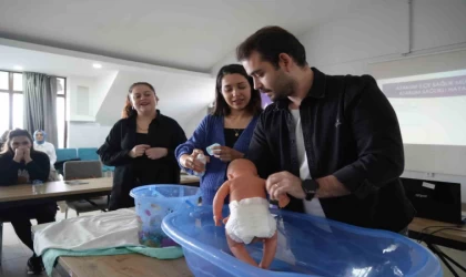 Gebe okulunda tatlı telaş: Baba adayları bez bağladı, bebek yıkadı