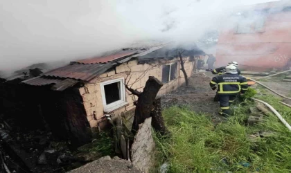 Gecekonduda çıkan yangında mahsur kalan yaşlı adamı otopark görevlisi kurtardı