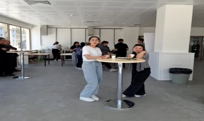 Gedik Ahmet Paşa Kütüphanesi’nde gençlere sıcak ikramlı destek