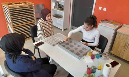Gençlere ”Ebru ve El Sanatları Kursu” düzenlendi