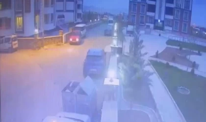 Geri giderken park halindeki araca çarptı