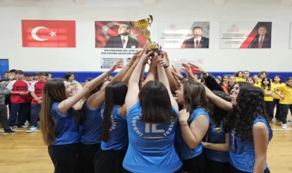 Gölcük’te okullar arası turnuvada dereceye girenler ödüllendirildi