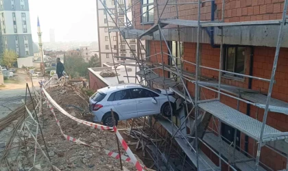 Görenler şaştı kaldı: Otomobilde mahsur kalan 4 kişi kurtarıldı