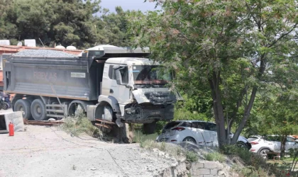 Hafriyat kamyonu otomobilin üzerine devrilmeye ramak kala duvarda asılı kaldı