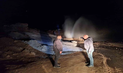 Hakkari’de içme suyu hattında arıza: 6 metreye kadar fışkıran su ekipleri zor durumda bıraktı