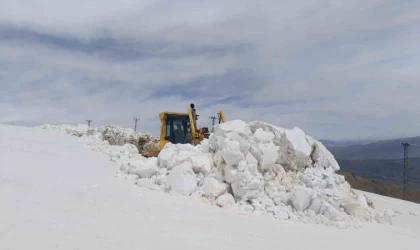 Hakkari’de karla mücadele çalışması sürüyor