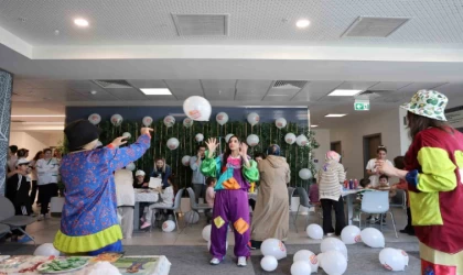 Hastanedeki çocuklara 23 Nisan sürprizi