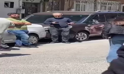 Herkes panik haldeyken bardağıyla sokağa çıkan adam çayını yudumladı