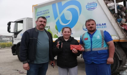 İçinde telefon ve para olan çantasını yanlışlıkla çöpe attı