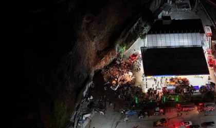 İçişleri Bakanı Yerlikaya: ”Anne kurtarıldı, eşi ve 2 çocuğu göçük altında”