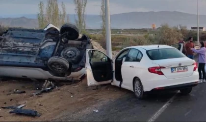 İki otomobil kafa kafaya çarpıştı: 3 yaralı