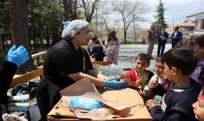 İlk hamburgerlerini liseli ablalarının ellerinden yediler