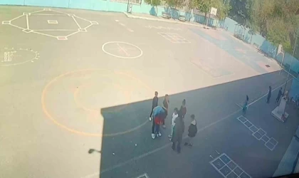 İlkokul öğrencisinin ”heimlich” manevrasıyla kurtarıldığı anlar güvenlik kamerasında