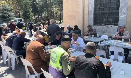 İmaret Camii’nde yüzlerce yıllık yemek dağıtım geleneği yaşatılıyor