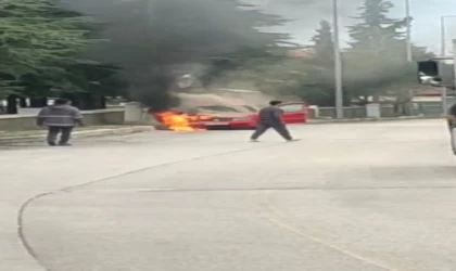 Isparta’da seyir halindeki otomobil aniden alev aldı