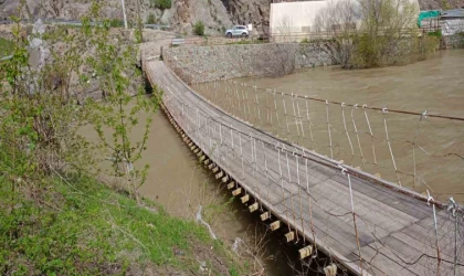 İspir’de halatı kopan tarihi asma köprü tehlike oluşturuyor