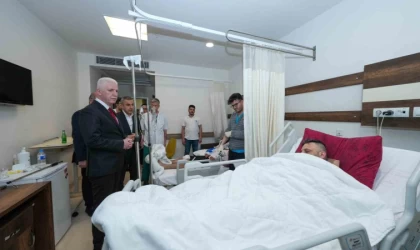 İstanbul Valisi Davut Gül depremde yaralanan vatandaşları hastanede ziyaret etti