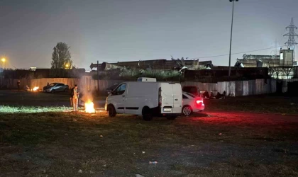 İstanbul’da bazı vatandaşlar deprem endişesiyle geceyi dışarıda geçirmeye devam etti