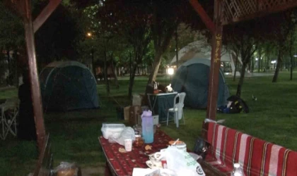 İstanbul’da deprem sonrası 2. gecede de vatandaşlar çadırda kalmaya devam ediyor