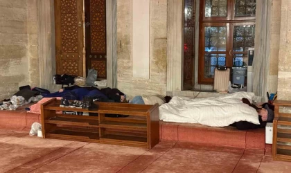 İstanbullular depremin ardından geceyi parklara kurdukları çadırlarda geçiriyor