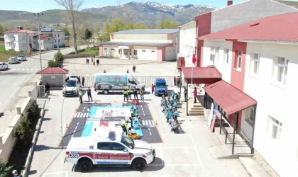 Jandarma ekipleri trafik kurallarını eğlenceye dönüştürerek anlattı