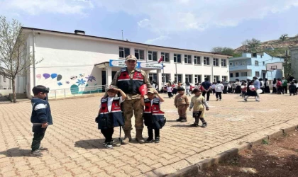 Jandarmadan köy okulu öğrencilerine 23 Nisan sürprizi