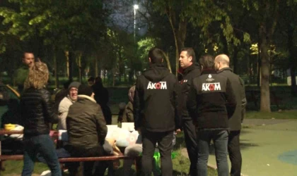 Kağıthane’de geceyi dışarıda geçirmek isteyen vatandaşlar çadır kurdu