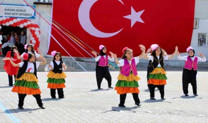 Kahramanmaraş’ta barınma merkezinde 23 Nisan coşkusu