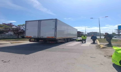 Kamyon ile çarpışan motosikletin sürücüsü yaralandı