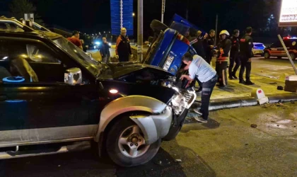 Kamyonetle otomobil çarpıştı, araçlarda sıkışanları itfaiye kurtardı: 3 yaralı