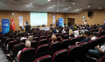 Karabük emniyeti üniversite öğrencilerini dijital tehlikelere karşı bilinçlendirdi