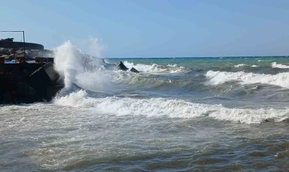 Karadeniz’de poyraz alarmı: 4 metrelik dalgalar oluştu