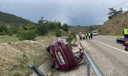 Kastamonu’da virajı alamayan otomobil şarampole devrildi: 3 yaralı