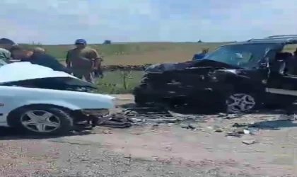 Kavşakta 2 otomobil çarpıştı: 1 ölü, 1 yaralı