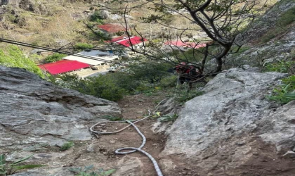 Kayalıklarda mahsur kalan 4 keçi 4 saatte kurtarıldı