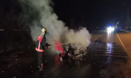 Kaza yapan otomobil yanmaya başladı