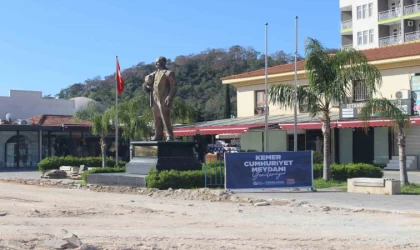 Kemer Cumhuriyet Meydanı turizm sezonuna hazırlanıyor
