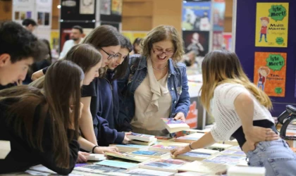 Kepez Kitap Fuarı’na kitapseverlerin ilgisi sürüyor