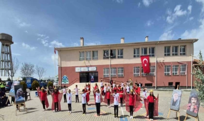 Kırşehirli öğrenciler, vefat eden sanatçıları andı